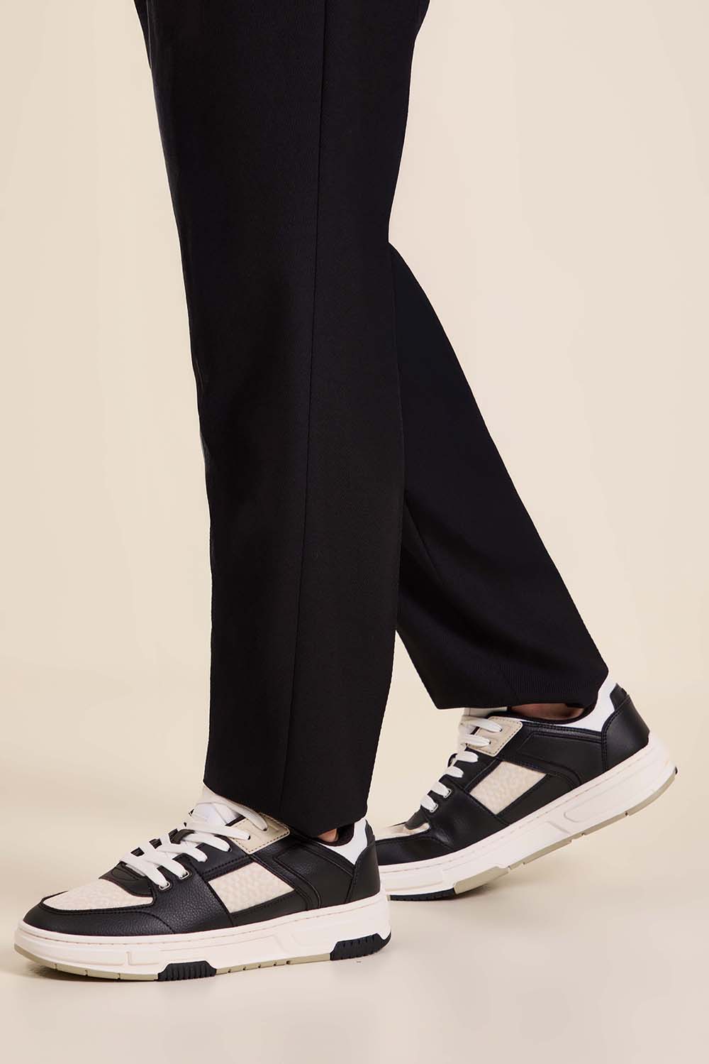 תמונת כל הלוק של נעלי סניקרס